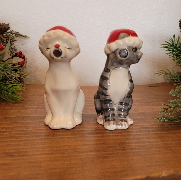 Mwah! Cats in Santa Hats Magnetic Salt  and Pepper Shakers. - Picture 3 of 9